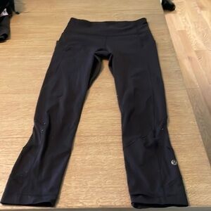 Lulu lemon black capri leggings black size 4